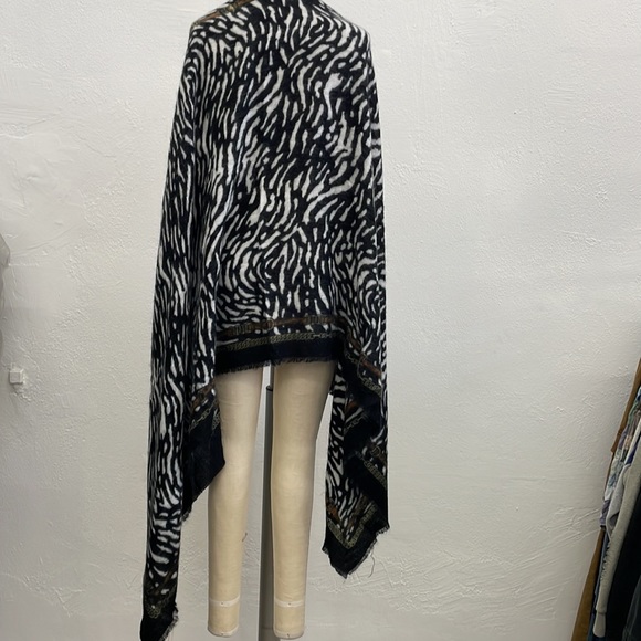 Animal Printed Acrylic Scarf - Picture 5 of 8